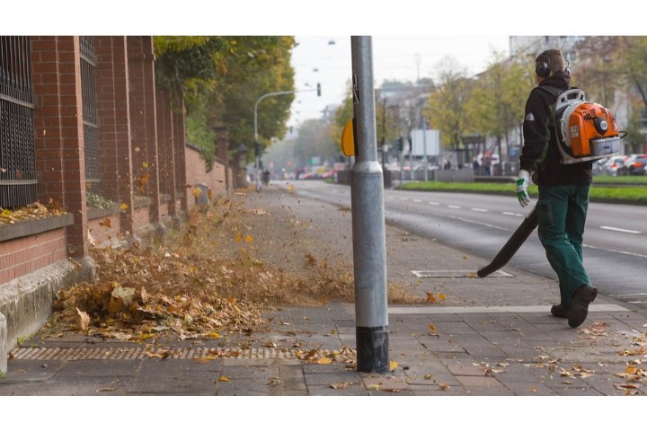 leaf blower